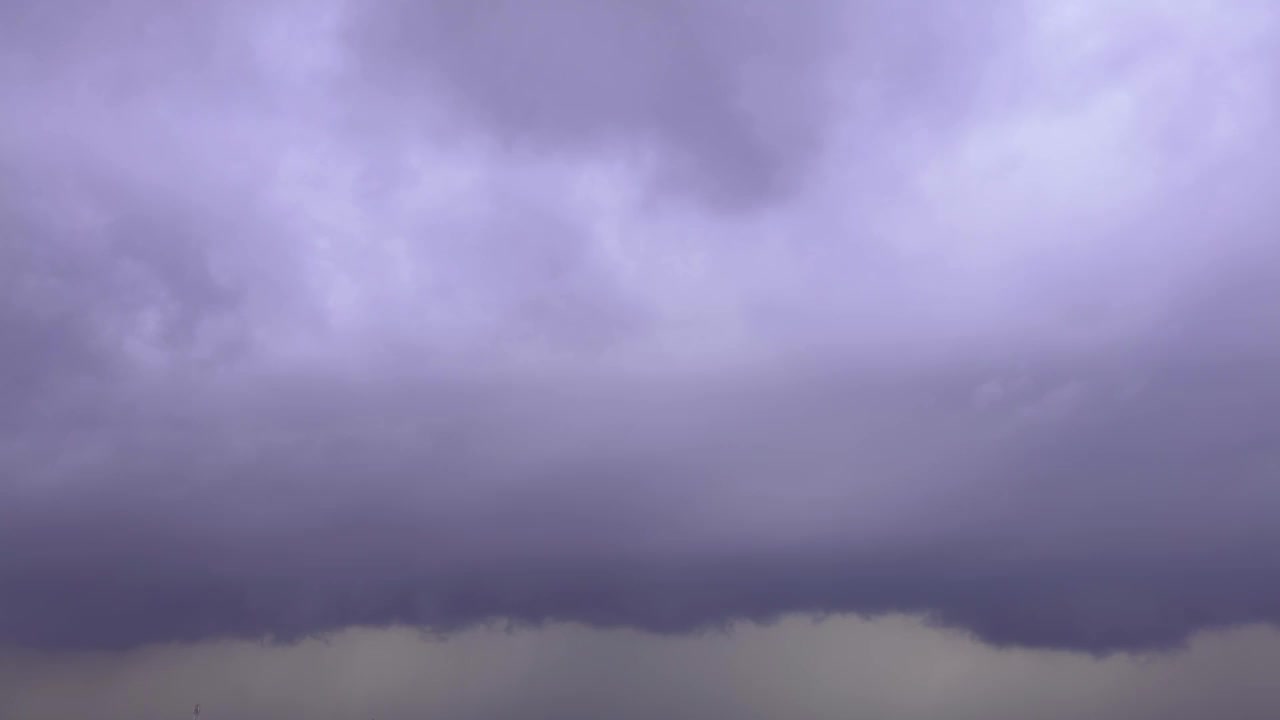 乌云把天空变成了黑色。马上就要下雨了。自然背景。视频素材