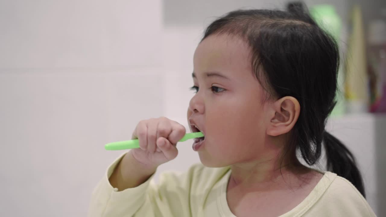 小女孩在浴室里刷牙视频素材