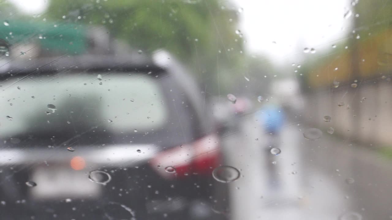 雨刷在暴风雨中清洗雨点。视频素材