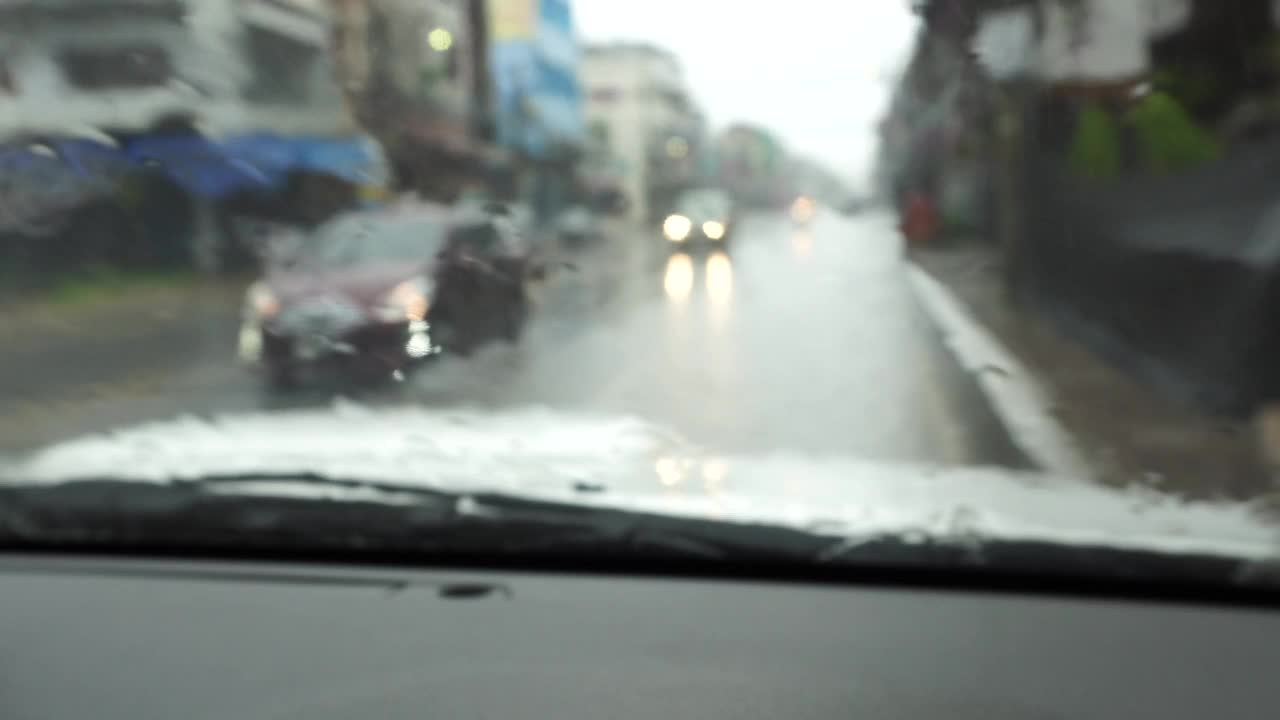 在雨中透过挡风玻璃视频素材