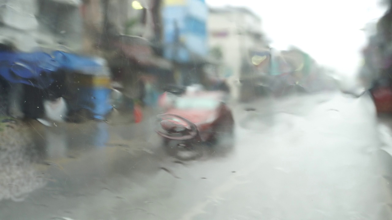 在雨中透过挡风玻璃视频素材