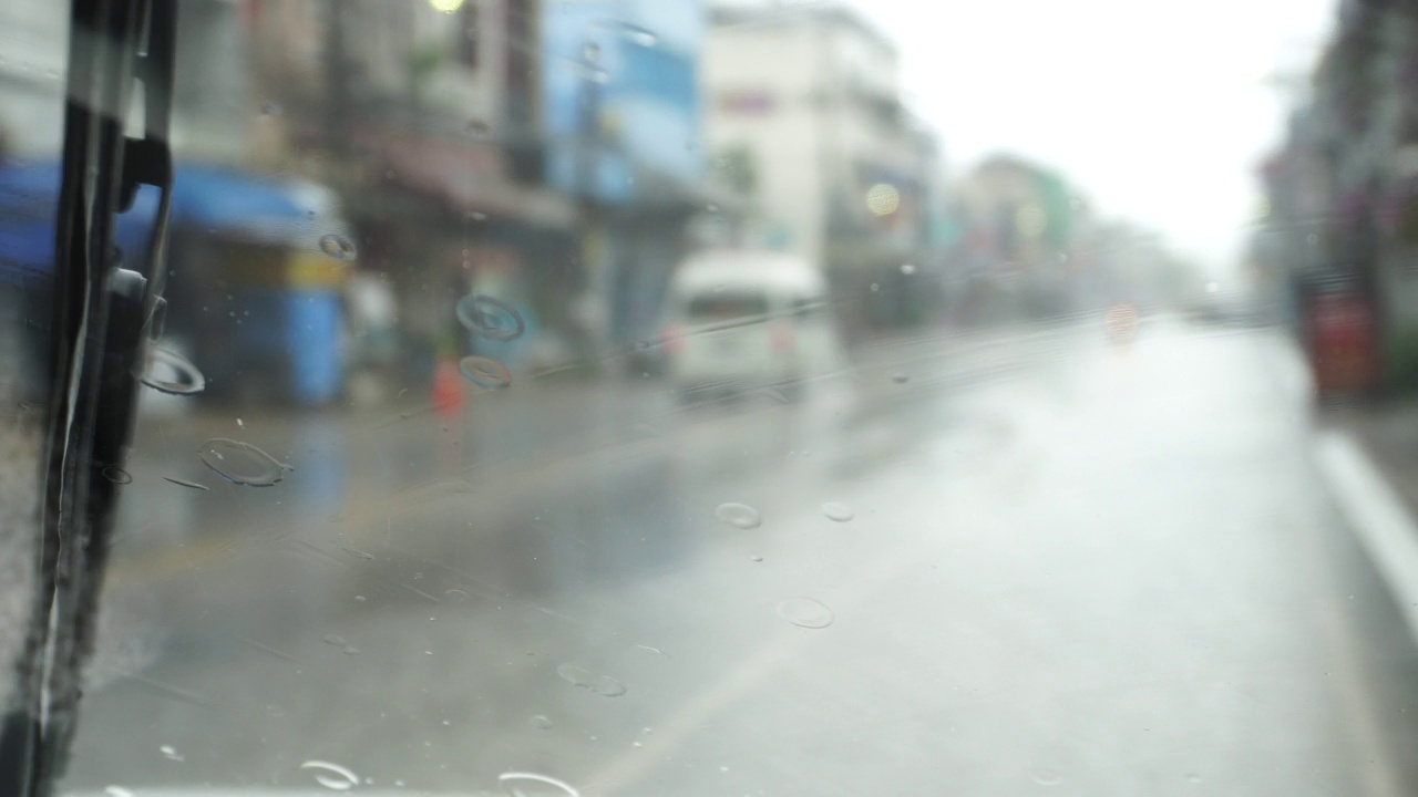 雨刷在暴风雨中清洗雨点。视频素材