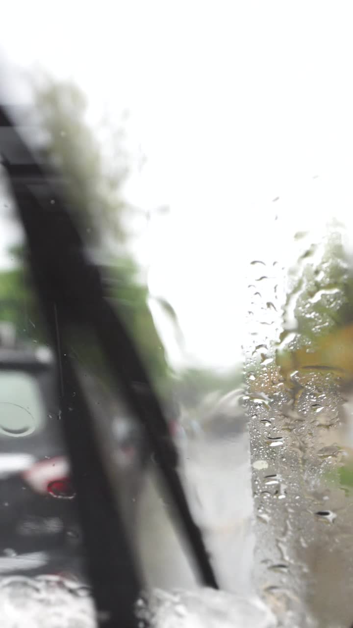 雨水落在汽车挡风玻璃上视频素材