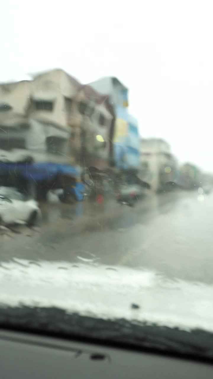 雨水落在汽车挡风玻璃上视频素材