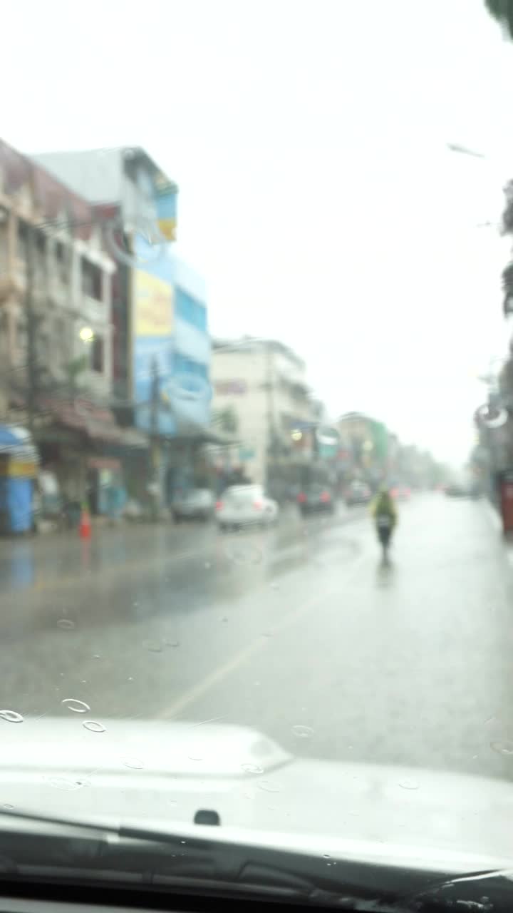 雨水落在汽车挡风玻璃上视频素材