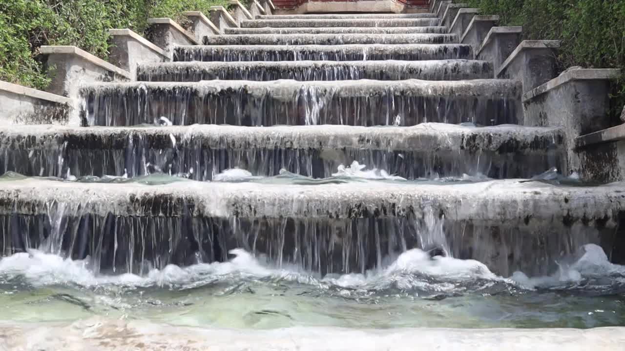 水从喷水池倾泻而下视频素材