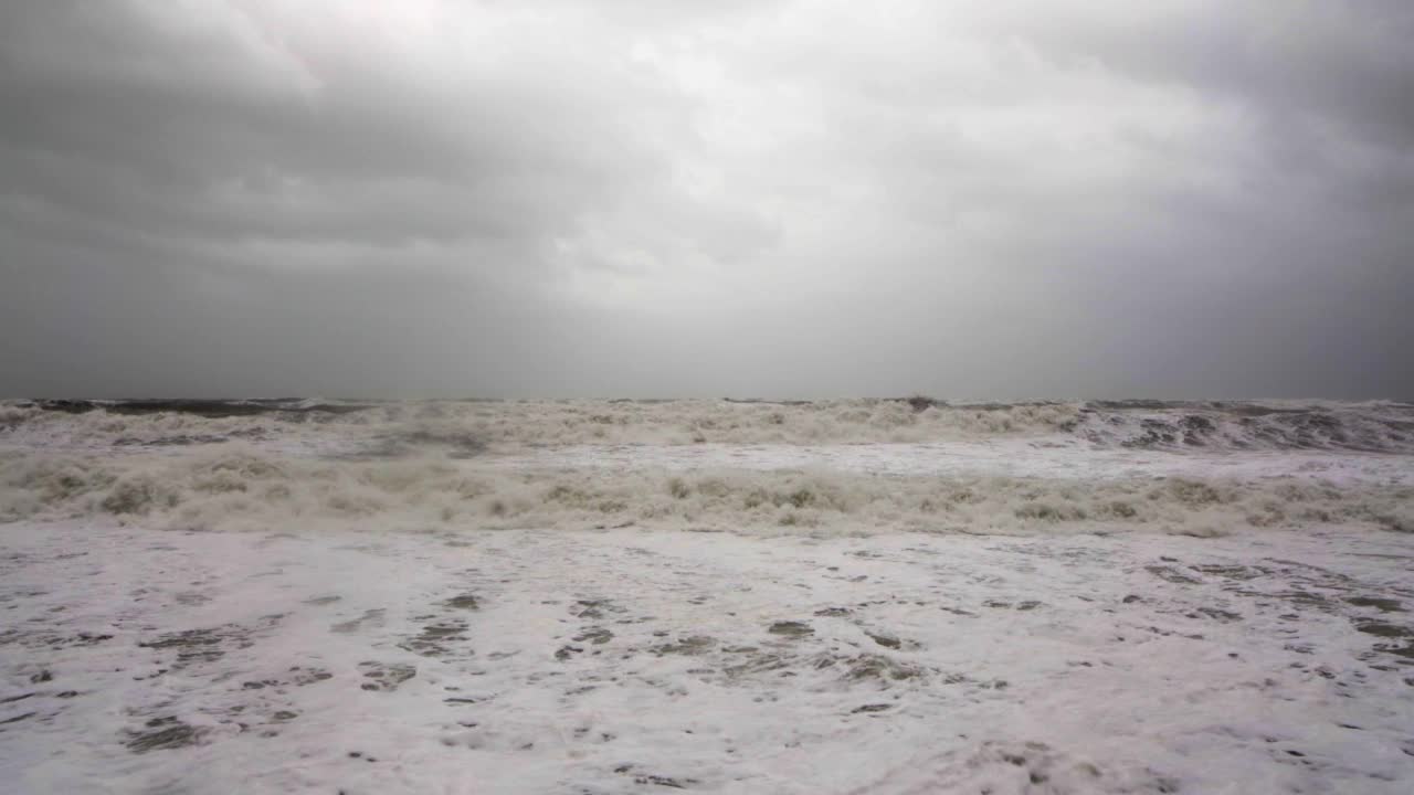 暴风雨的天气和汹涌的大海。4 k缩小视频素材