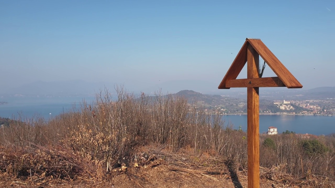 木十字架在莫塔格兰德山在阿罗纳和马焦雷湖的背景。平移视频素材