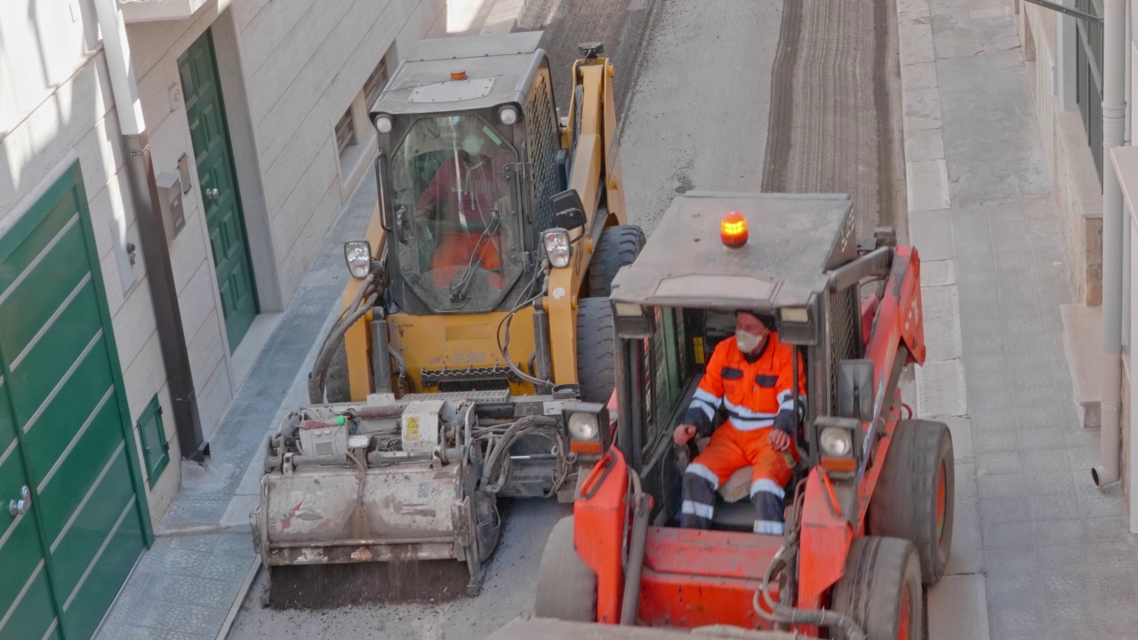 碾磨沥青，用于道路重建辅助橇转向视频素材