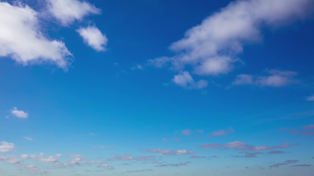 时间流逝的天空，积云溶解，由后向前移动，卷云出现在最后视频素材