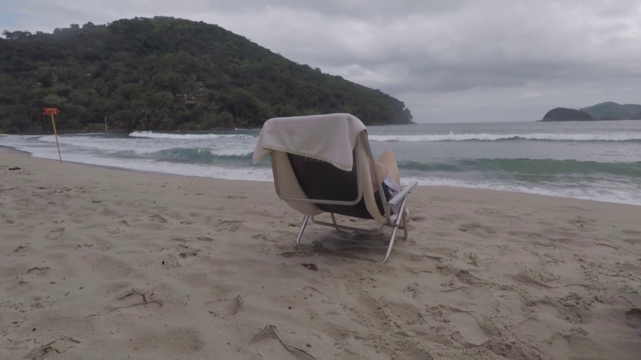 Barra do Sahy, São Sebastião, São保罗，巴西，2022年5月13日。坐在沙滩椅上看海视频下载