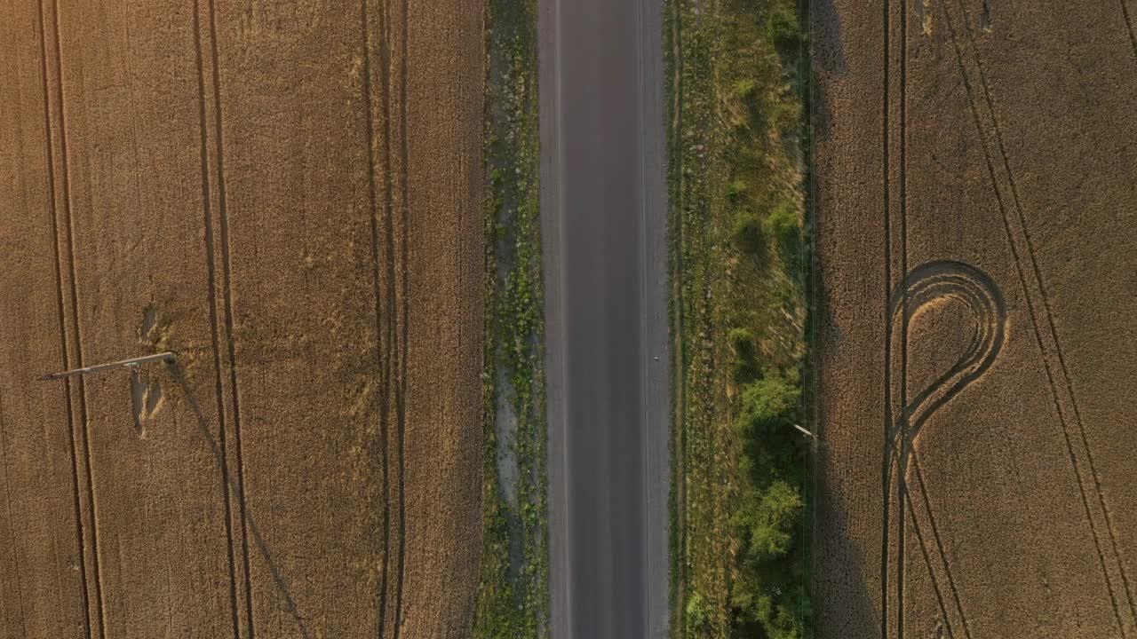 有车辆经过的乡村道路鸟瞰图视频素材