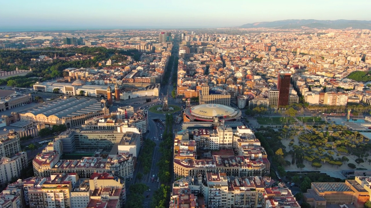 日出时巴塞罗那城市天际线的鸟瞰图。Plaça d'Espanya(西班牙的地方)是巴塞罗那最重要的广场之一视频素材