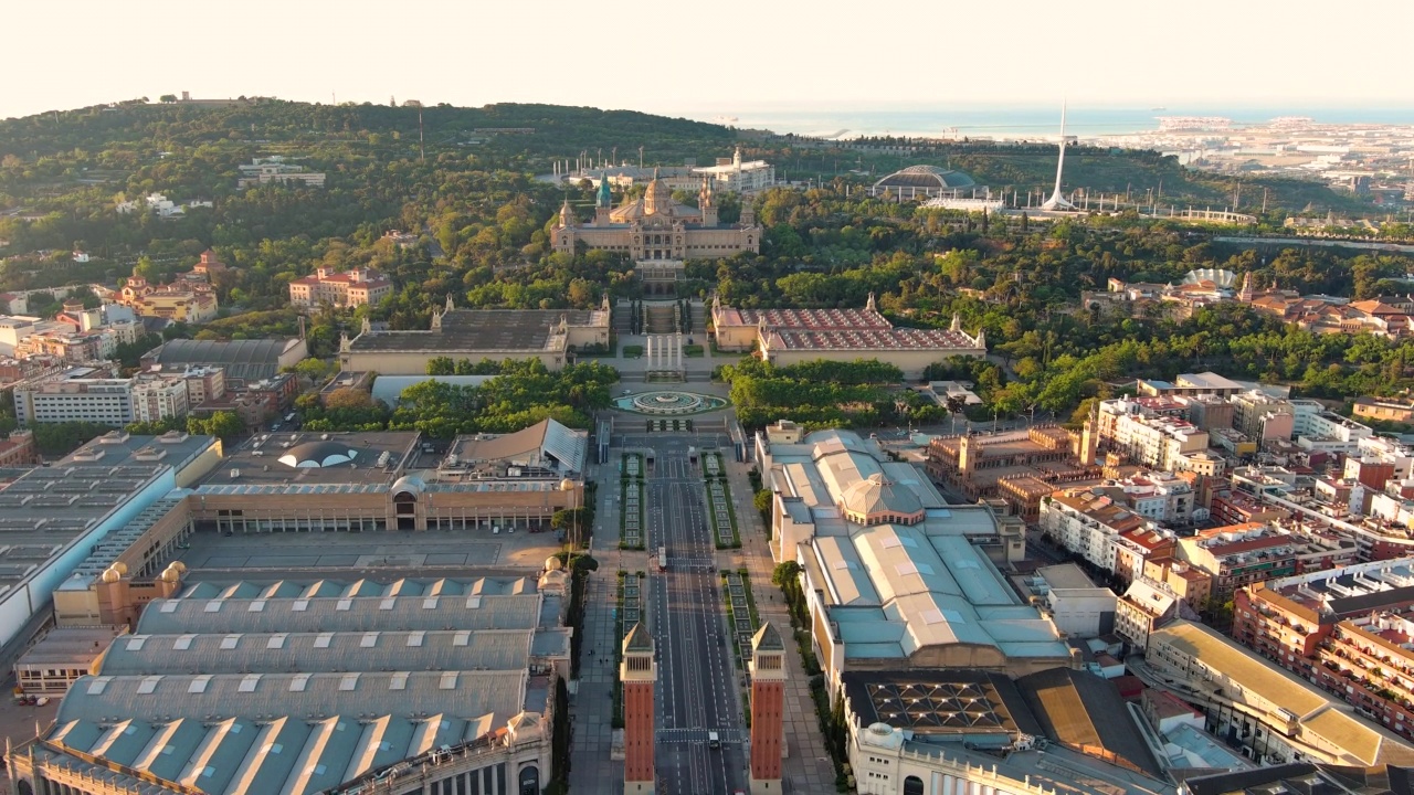 日出时巴塞罗那城市天际线的鸟瞰图。Plaça d'Espanya(西班牙的地方)是巴塞罗那最重要的广场之一视频素材