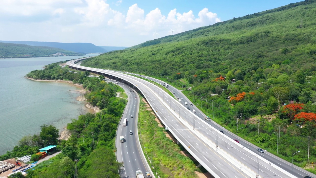 交通方面，鸟瞰风景优美的乡村公路，有汽车行驶在公路上。视频素材