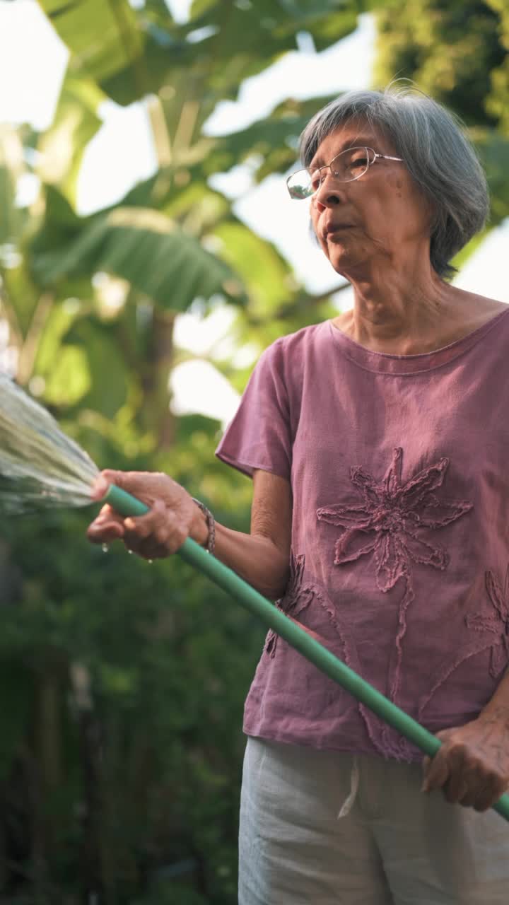 高级妇女浇水和园艺视频素材