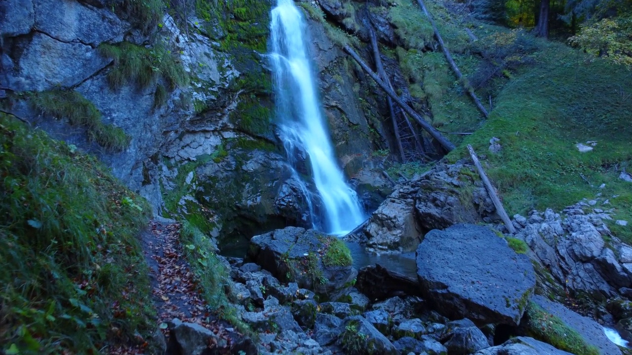 鸟瞰户外自然景观中的高山瀑布视频素材