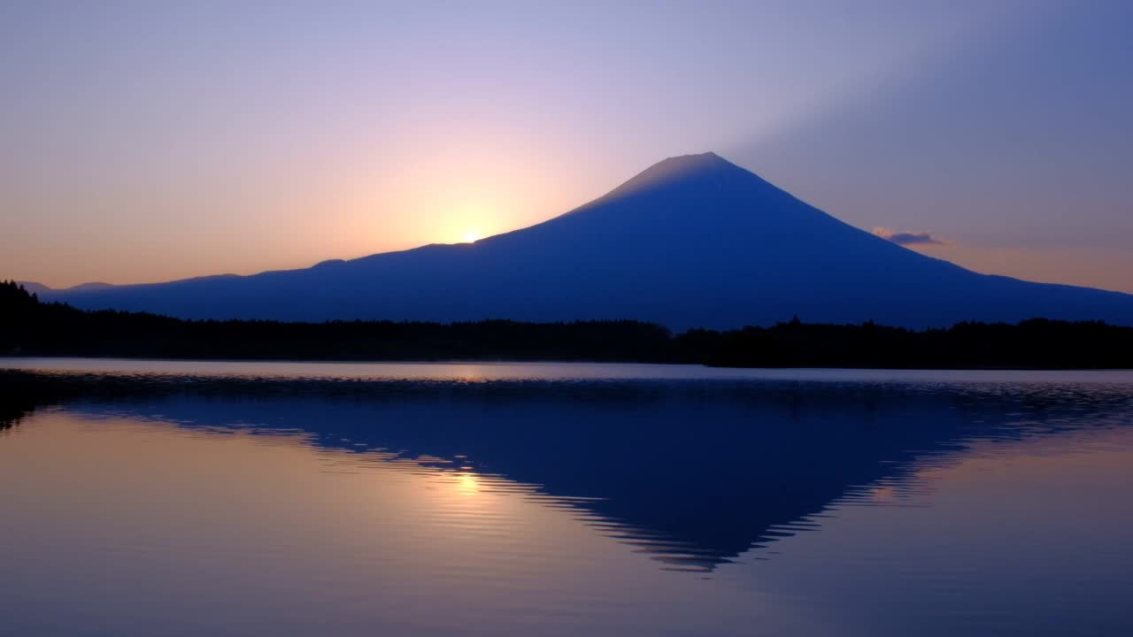 从日之湖看日出和富士山视频素材