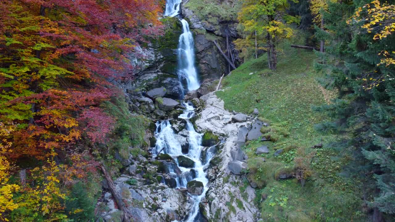 鸟瞰户外自然景观中的高山瀑布视频素材