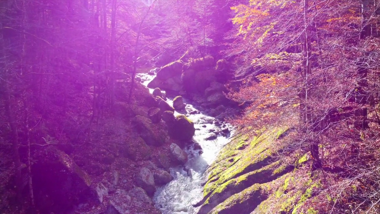 鸟瞰户外自然景观中的高山瀑布视频素材