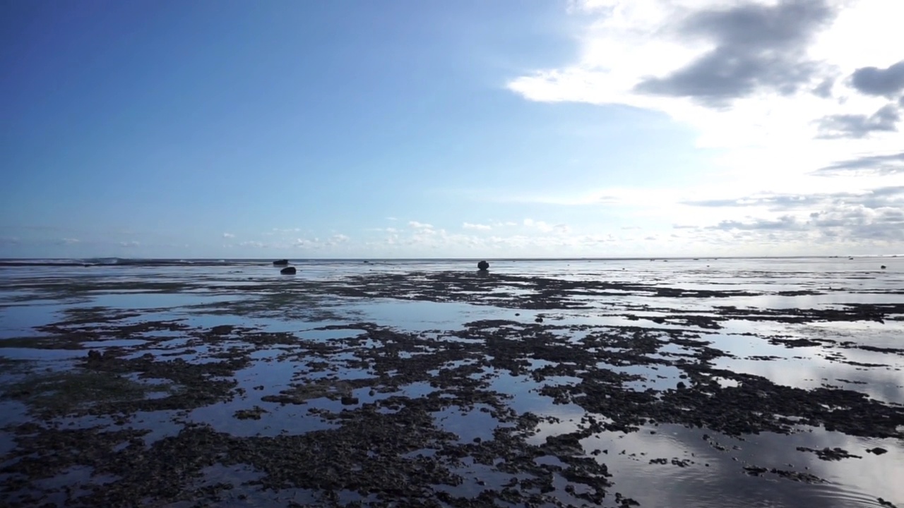 美丽的蓝天海滩景色，阳光反射在海水上，视频素材