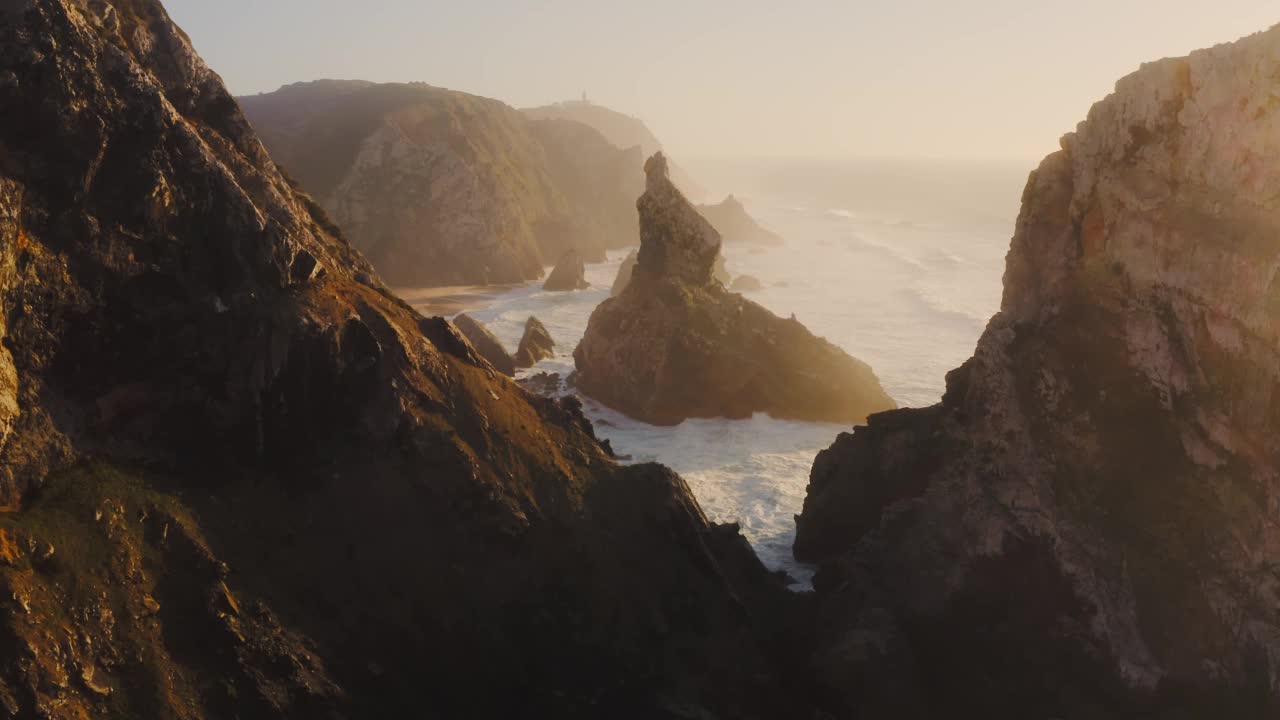 空中无人机的戏剧性的海岸景观和悬崖风景，岩石的形成和岩石在葡萄牙大西洋海岸，欧洲与橙色的日落光视频素材