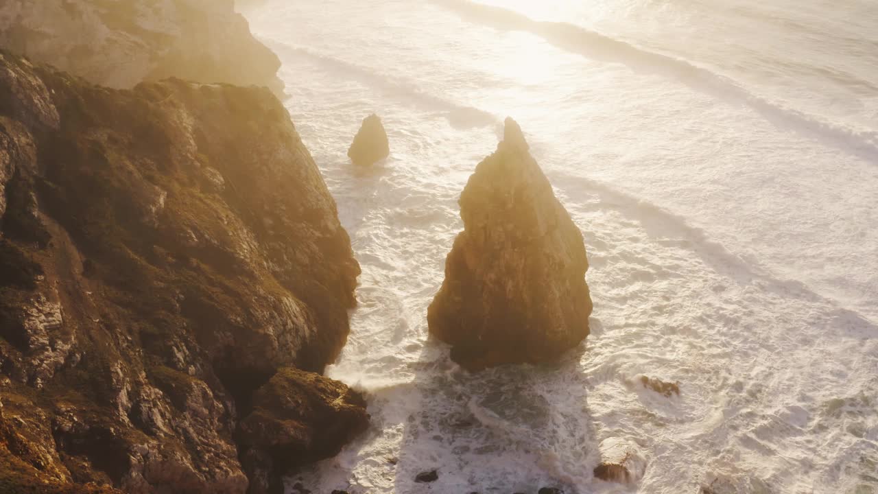 空中无人机的戏剧性的海岸景观和悬崖风景，岩石的形成和岩石在葡萄牙大西洋海岸，欧洲与橙色的日落光视频素材