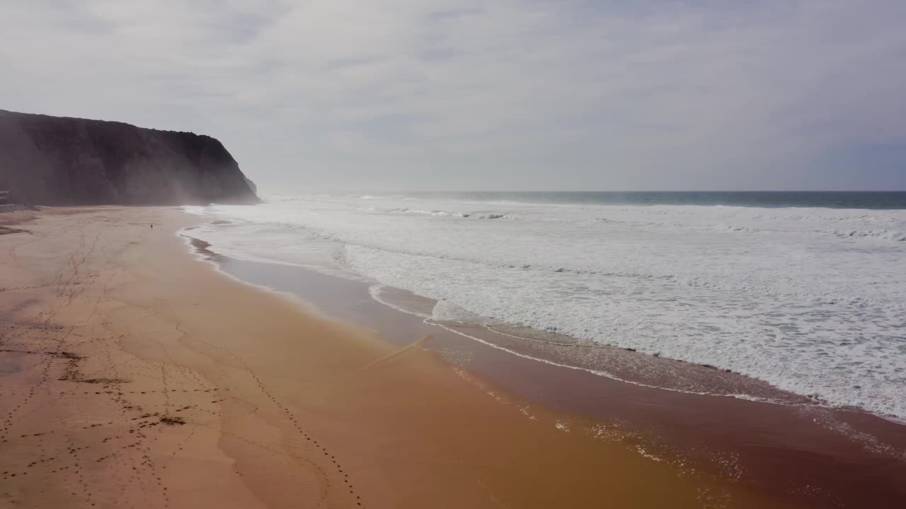 格兰德海滩在辛特拉，里斯本，葡萄牙，在大西洋海岸，一个美丽的沙滩峭壁在欧洲视频素材