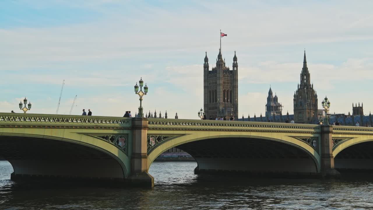 泰晤士河和英国议会大厦，一个受欢迎的建筑和旅游景点和地方访问在伦敦，英格兰，英国视频素材