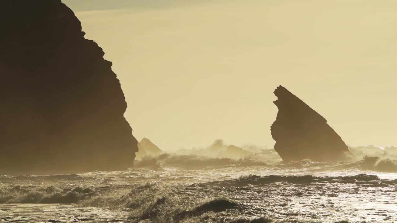 波浪撞击岩石在橙色的日出，美丽崎岖的岩石海岸风景和海岸线海景在里斯本的海滩，葡萄牙，在普拉亚达阿德拉加，辛特拉，欧洲视频素材