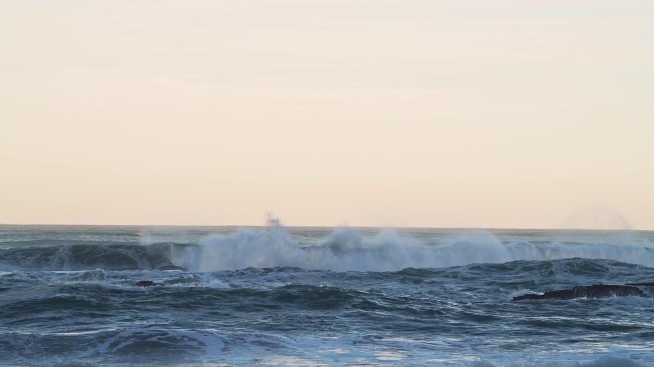 大浪打破海洋海景背景与复制空间在橙色日落光，海从低角度冲击地平线视频素材