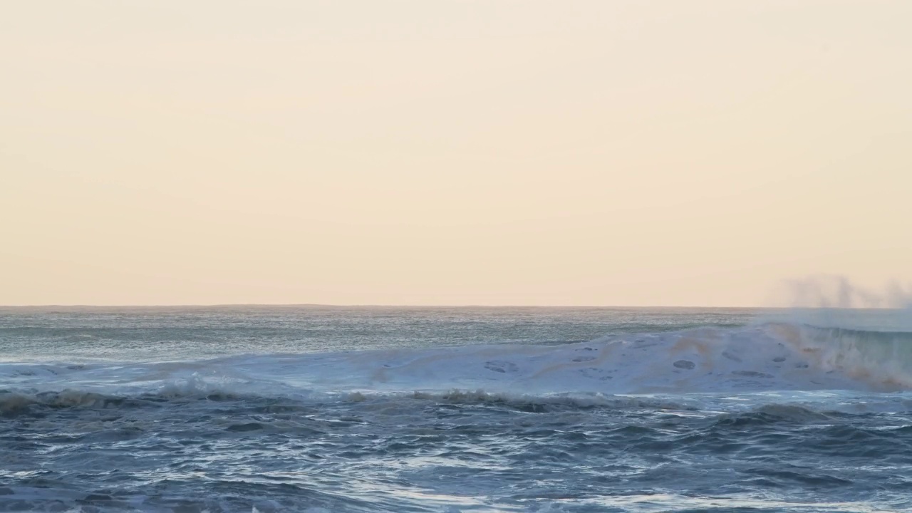 大浪打破海洋海景背景与复制空间在橙色日落光，海从低角度冲击地平线视频素材