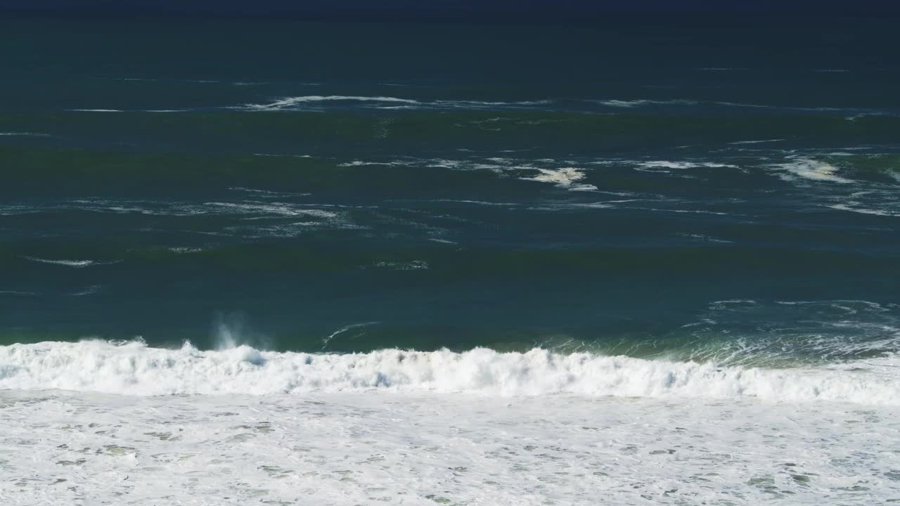 巨浪冲击海洋，打破蓝色的大海，强大的海景背景，复制空间显示水波能量的力量视频素材