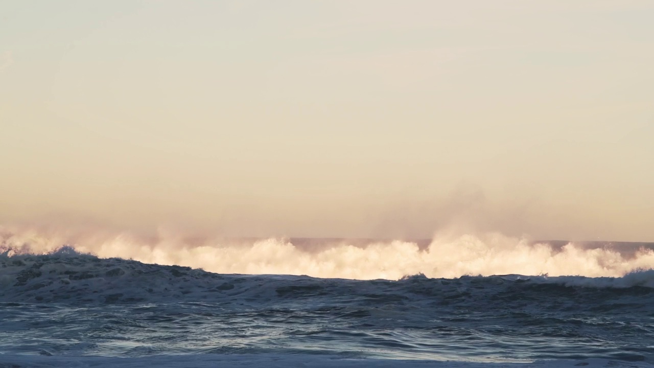 海浪打破的背景在戏剧性的橙色夕阳光，海崩溃从低角度与复制空间地平线视频素材