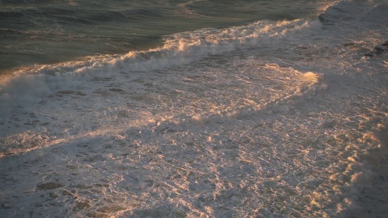 海浪打破海洋背景，橙色海景与拷贝空间，从空中无人机视角的海岸场景视频素材