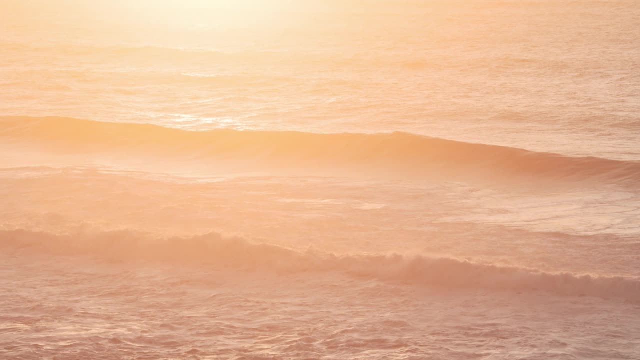 可持续可再生能源水电，大海海浪冲击和打破大海的海景，橙色日落背景与复制空间视频素材