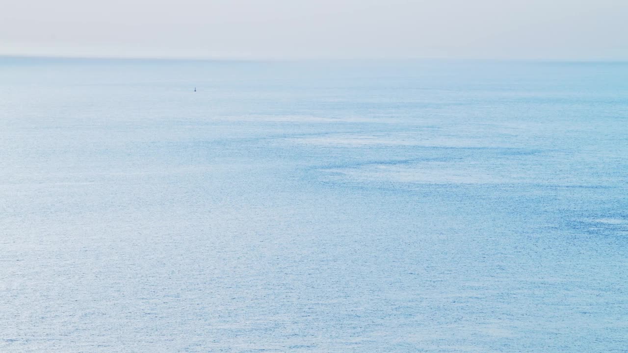 无人机平静平静的蓝色海洋海景背景浩瀚的大海与拷贝空间，平静平静的水在海岸视频素材