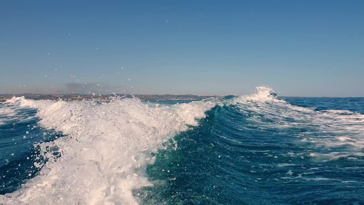 快艇尾部波浪和水面水雾。低角视频素材