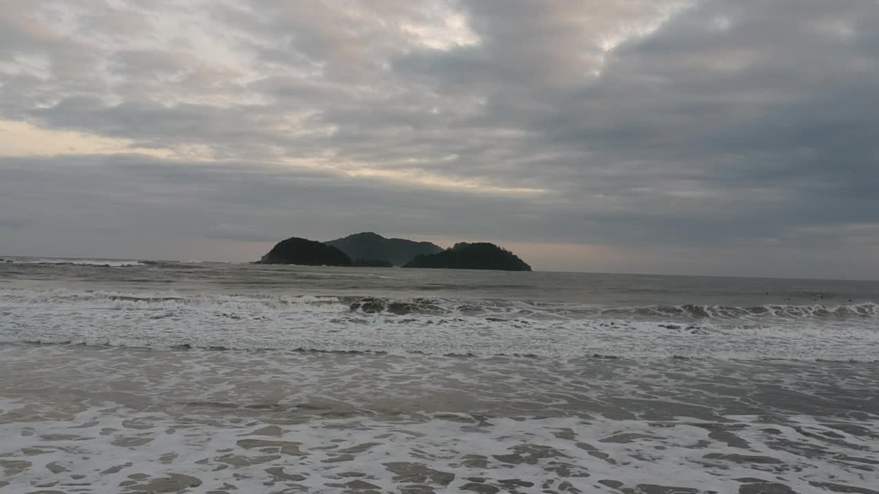 Barra do Sahy海滩的看法，北海岸的圣保罗，巴西视频素材