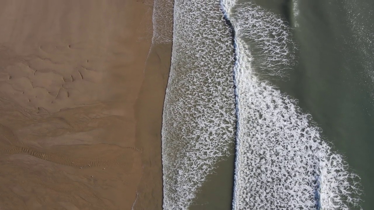 海浪和海滩的鸟瞰图视频素材