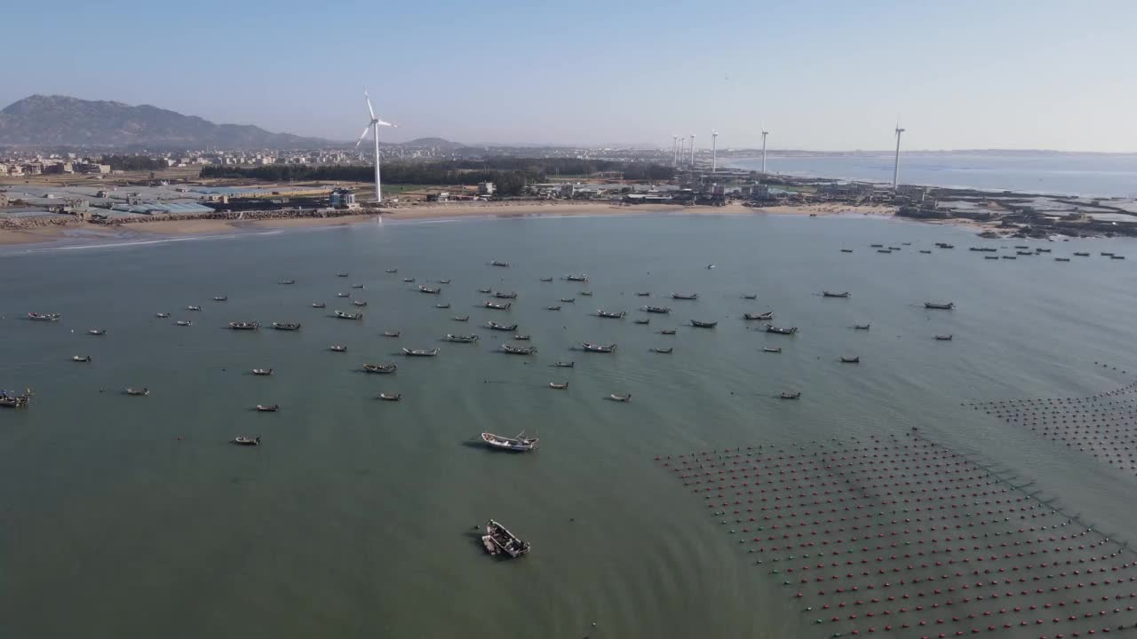 海洋农场和渔船的鸟瞰图视频视频素材