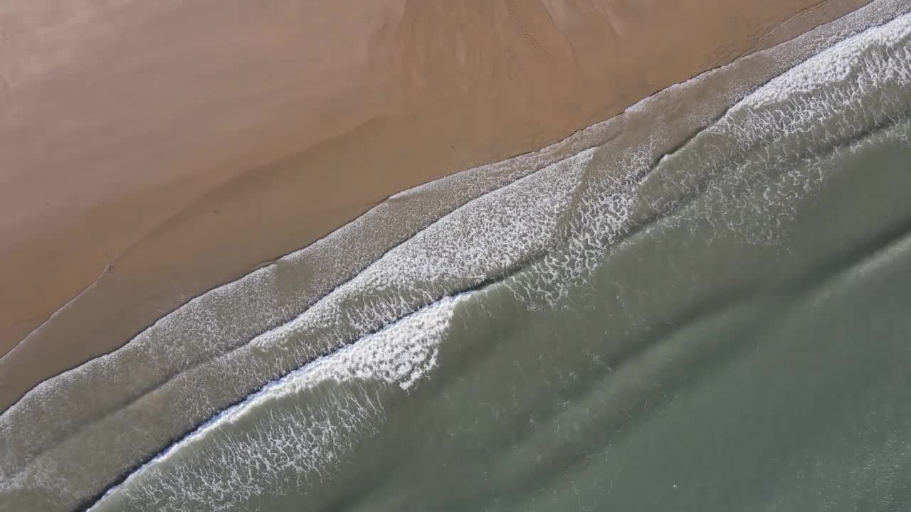 海浪和海滩的鸟瞰图视频素材