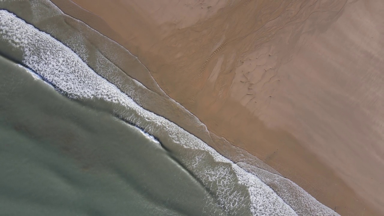 海浪和海滩的鸟瞰图视频素材