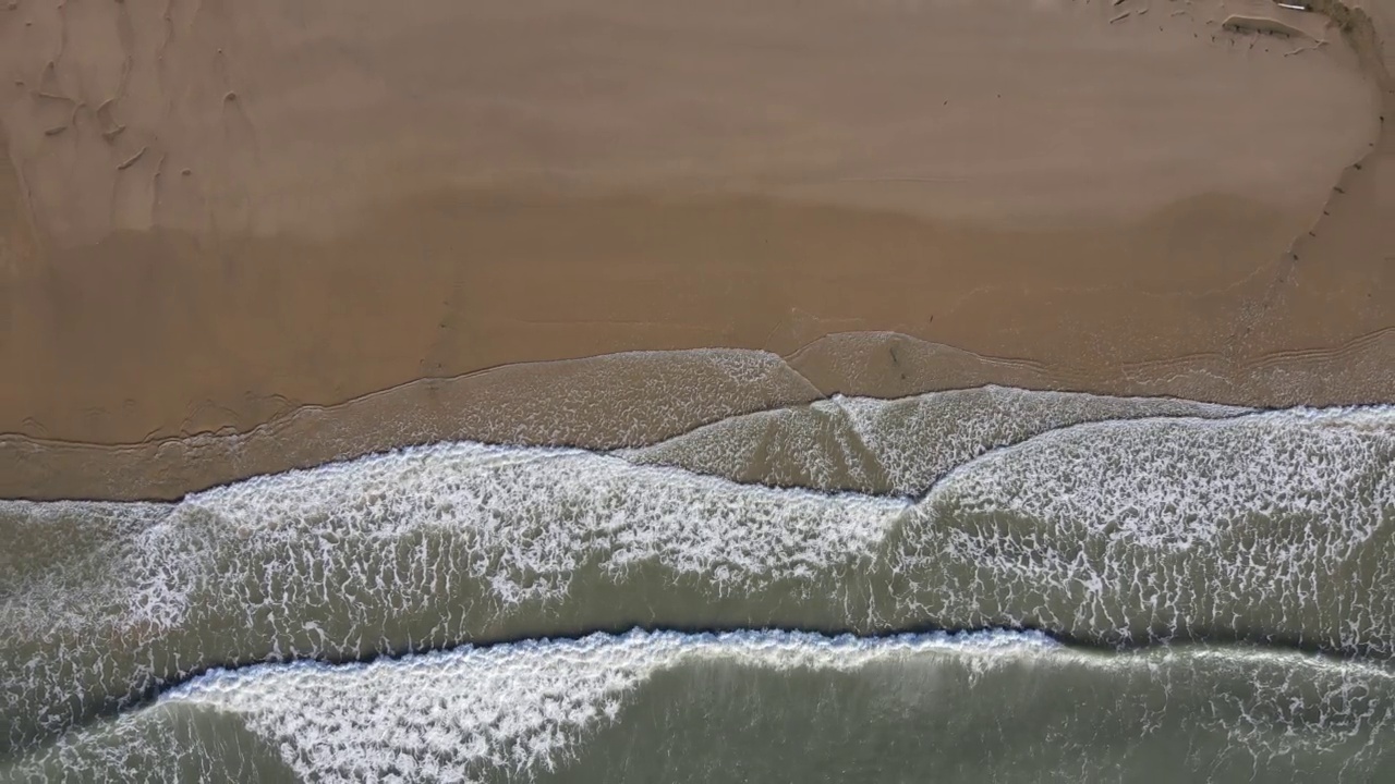 海浪和海滩的鸟瞰图视频素材