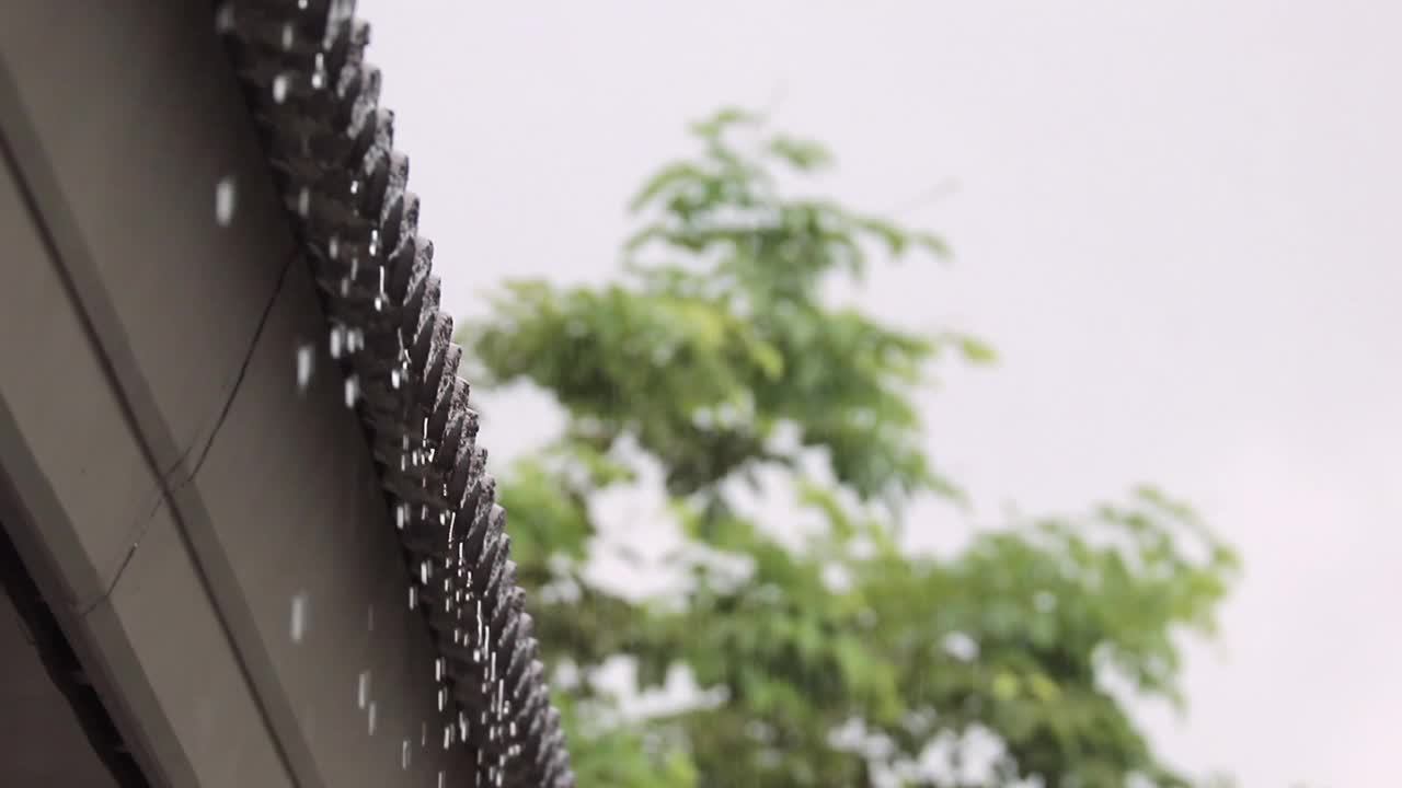 雨水从屋顶上落下来视频下载