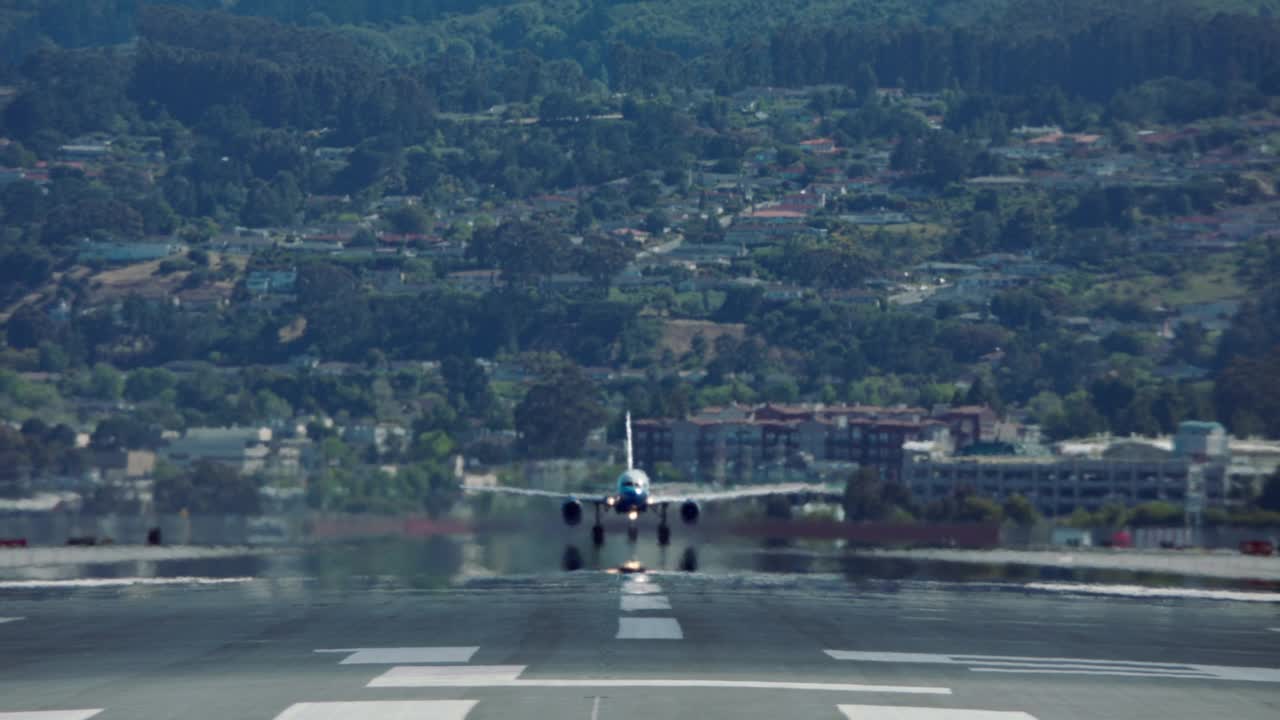 美国联合航空公司波音757在旧金山机场起飞视频素材