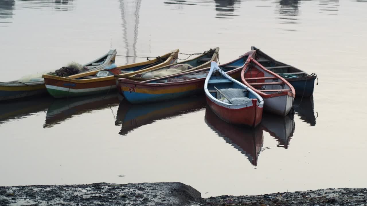 六艘五颜六色的船停泊在Ganesh Ghat Durgadi Circle Kalyan视频素材