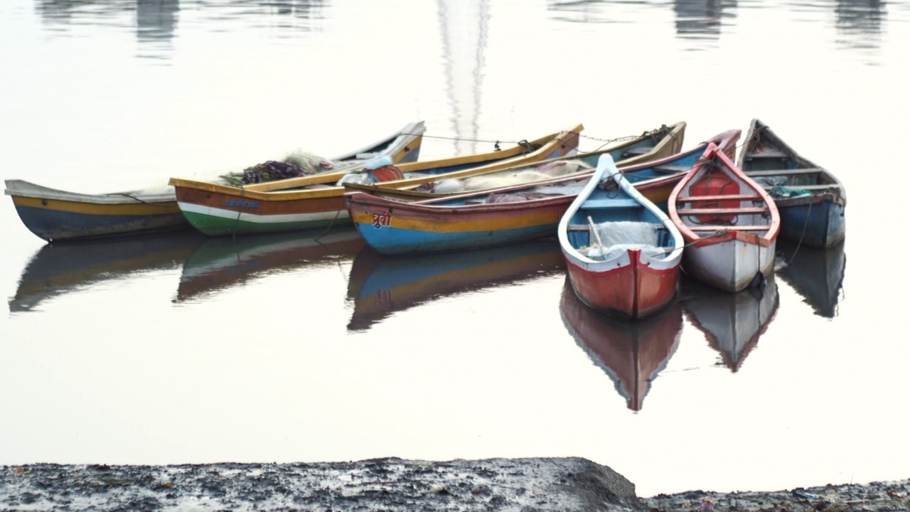 六艘五颜六色的船停泊在Ganesh Ghat Durgadi Circle Kalyan视频素材