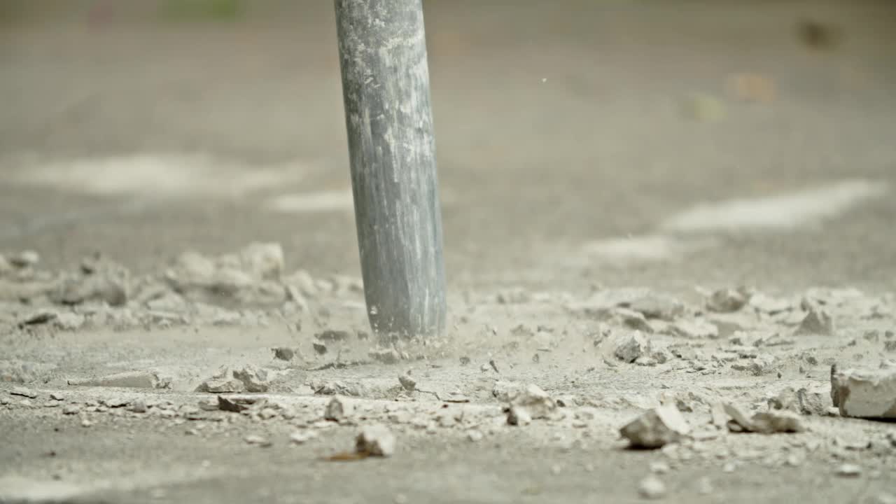 挖掘机液压臂破岩机在混凝土路面工作的特写视频素材