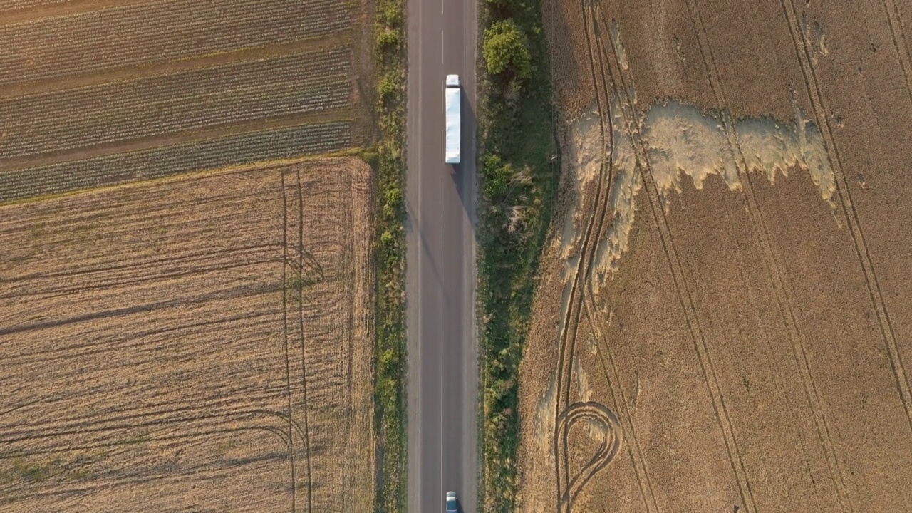 有车辆经过的乡村道路鸟瞰图视频素材